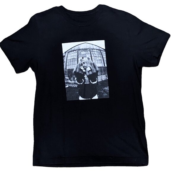 Tupac Shakur Showing The Bird Graphic Tee Preowned - Picture 1 of 3